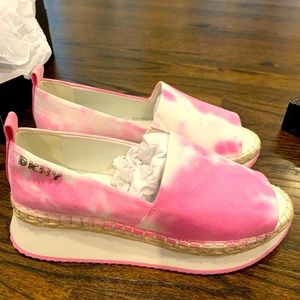 New in box DKNY pink and white tie-dye size 6 peep toe shoes